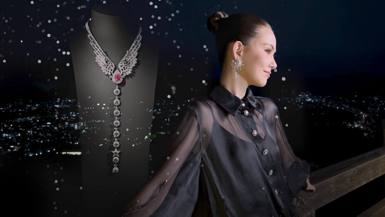 スペシャルオブジェ爪がCHANELシャネルの指を立てたような、アーティスト ❤️CHANEL 【シャネル】 ♦︎シャネルのマークが目を惹く バイ